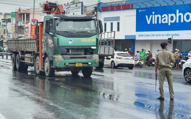 Va chạm với xe cẩu tải, người đàn ông đi xe máy tử vong tại chỗ