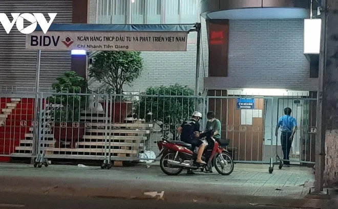 Phong tỏa khẩn cấp ngân hàng có nữ nhân viên nghi nhiễm SARS-CoV-2