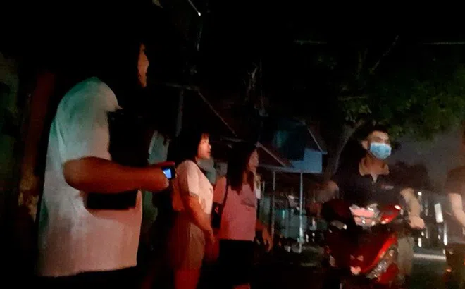 "Phố đèn đỏ" nhộn nhịp tại Hà Nội giữa mùa dịch