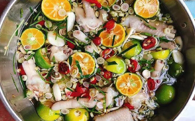 Bí quyết làm chân gà ngâm sả tắc chua ngọt giòn ngon