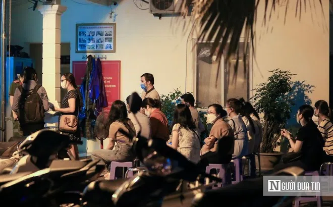 Hà Nội: Người dân xếp hàng đến tối muộn xin cấp giấy đi đường