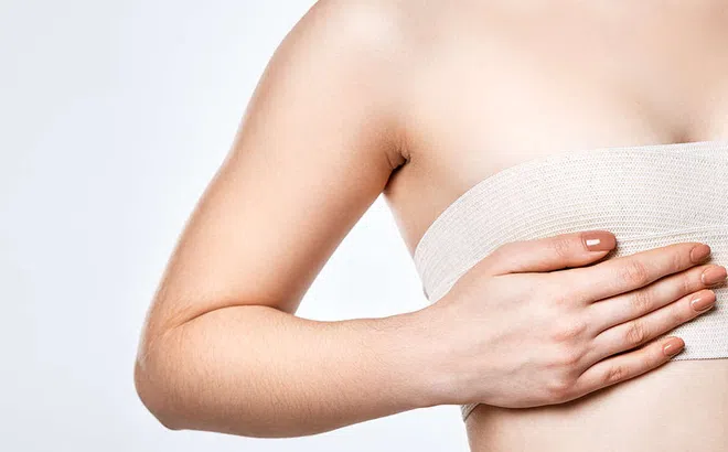 Vừa nâng ngực xong, bị mắc COVID-19 có nguy hiểm không?