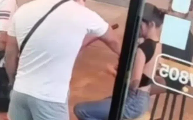 Nữ thợ xăm đá văng kẻ biến thái định giở trò đồi bại ngay trước studio