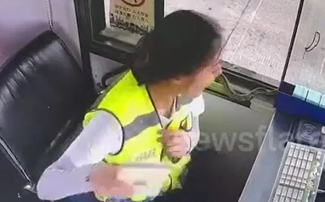 Đang tập trung làm việc, nữ nhân viên trạm thu phí hoảng loạn tháo chạy, nhìn cảnh sau lưng ai cũng khiếp vía