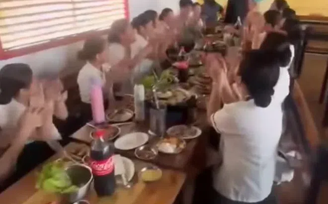 Clip nóng: Khoảnh khắc bếp ga phát nổ kinh hoàng khi nhóm học sinh đang hát mừng sinh nhật bạn