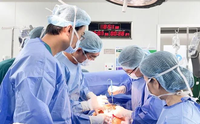 Thấy bụng to bất thường, cô gái đi kiểm tra phát hiện "thứ đáng sợ" gần 12kg trong tử cung