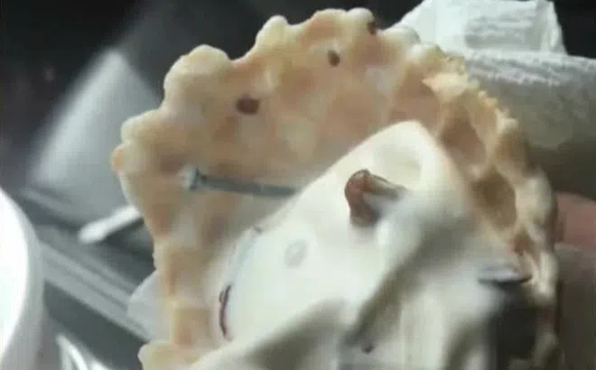 Nuốt phải đinh khi ăn kem, người mẹ 2 con được đền bù số tiền "khủng"