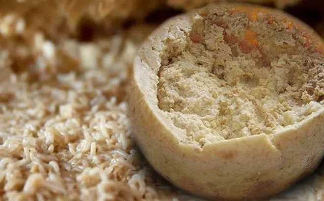 Món ăn "kinh dị nhất thế giới" khiến thực khách phải đeo kính bảo hộ khi ăn