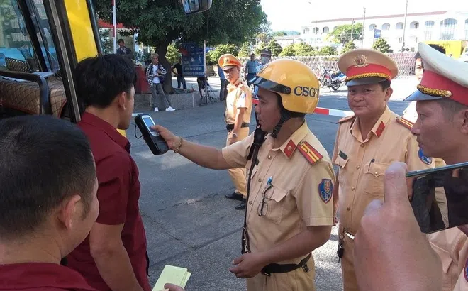 Công an Tp.Huế tăng cường kiểm tra ma túy và đo nồng độ cồn các lái xe