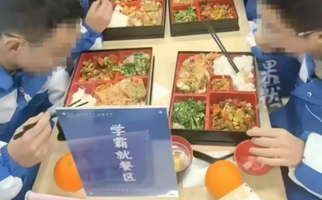 "Khu ăn uống dành cho học sinh giỏi" gây tranh cãi