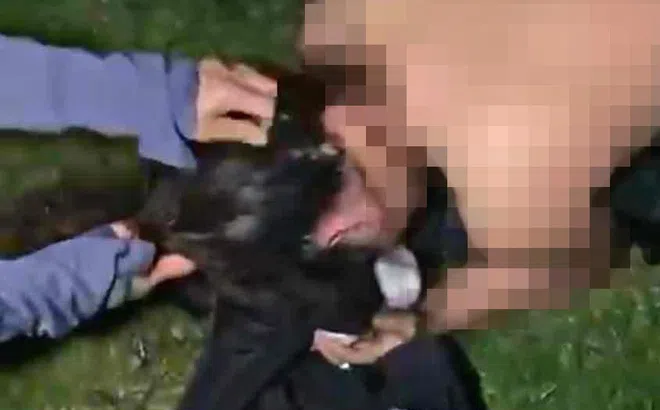 Người phụ nữ bị nghi là tiểu tam, "chính thất" cùng con gái tới tận nhà lột đồ, quay video đưa lên mạng xã hội