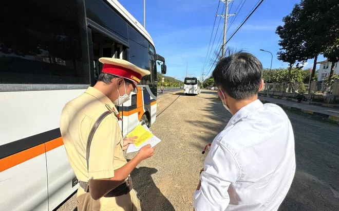 Lái ô tô đi sai làn đường có thể chịu phạt tới 22 triệu đồng trong trường hợp nào?