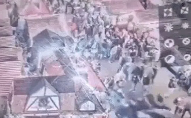 Clip: Khoảnh khắc ám ảnh xe "điên" lao với tốc độ chóng mặt vào chợ Giáng sinh ở Đức, rất nhiều người thương vong