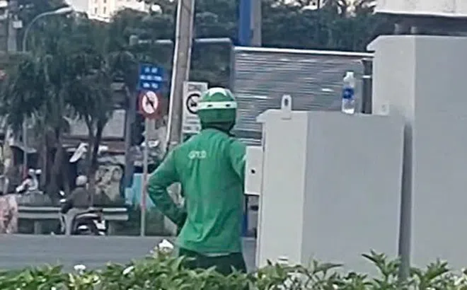 Người đàn ông chỉnh tín hiệu đèn giao thông ở TP. Thủ Đức lộ diện