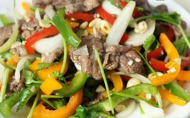 Ngày nắng nóng vào bếp làm ngay món nộm bò ớt chuông thanh mát hấp dẫn