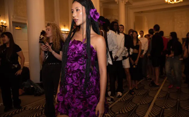 Quỳnh Anh Shyn lần đầu làm vedette show Trần Hùng tại London