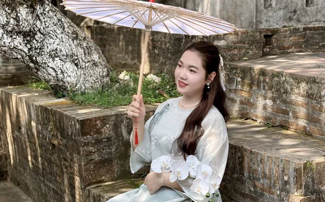 BST áo dài lấy cảm hứng từ sương sớm trên hoa dành riêng cho phụ nữ dáng người đầy dặn