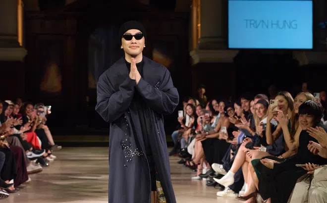 Mãn nhãn BST đính kết 400.000 pha lê, 600.000 hạt cườm và 3.000 hoa len đan tay của Trần Hùng tại London Fashion Week Xuân hè 2026