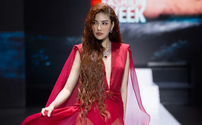 Hoa hậu Mai Phương khoe vũ đạo nóng bỏng, Lan Khuê hóa “nữ thần ánh trăng đỏ” tại AVIFW thu đông 2025 ngày thứ 3