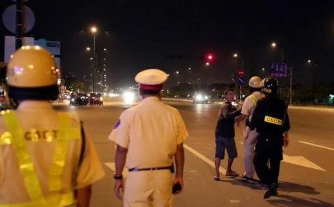 Xử lý đối tượng dùng điếu thuốc lá đang cháy dúi vào mặt công an