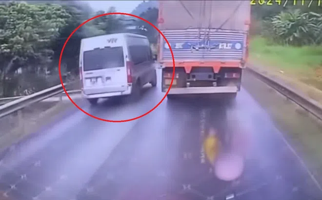Clip: Xe khách 16 chỗ vượt ẩu khiến xe tải nhận cái kết đắng