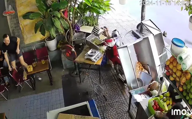 Clip: Đâm thẳng vào xe khoai chiên, thanh niên được nữ chủ quán ân cần giúp đỡ, không hề tỏ ra khó chịu