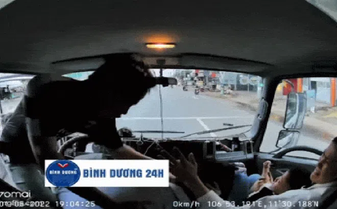 Clip: Tài xế xe tải bị đánh tới tấp, người mẹ và em bé bên cạnh bất lực, khóc thét trong hoảng loạn