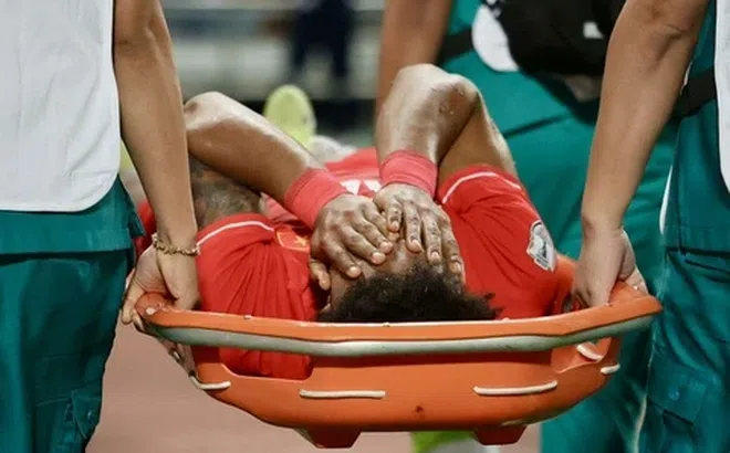 Clip: Khoảnh khắc tiền đạo Nguyễn Xuân Son đau đớn vì chấn thương, rời sân trong nước mắt