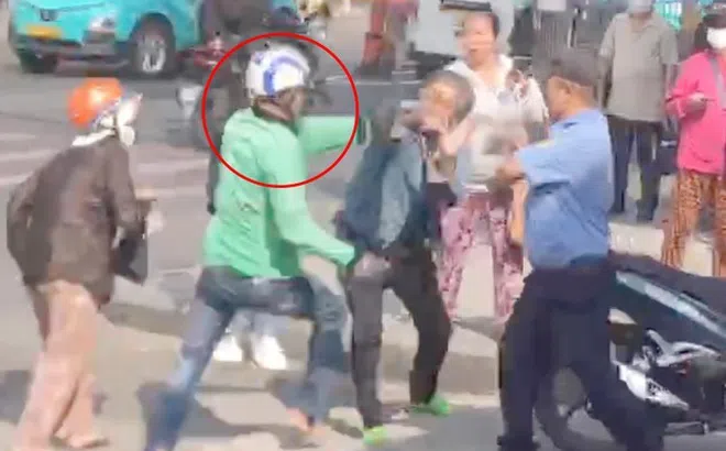 Clip: Hỗn chiến như phim hành động trước cổng bệnh viện giữa xe ôm công nghệ và xe ôm truyền thống