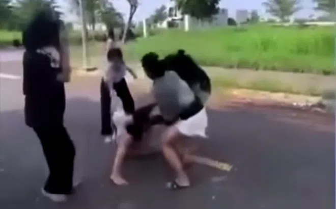 Long An: Công an vào cuộc vụ nữ sinh lớp 7 bị đánh hội đồng, lột đồ giữa khu phố vắng người