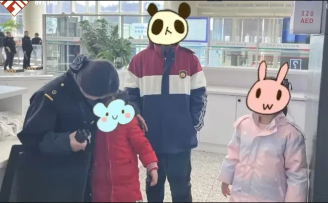 Ông bố bất cẩn bỏ lại ba con trên tàu cao tốc để... hút thuốc