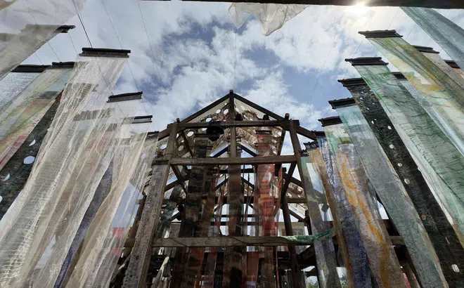 Triển lãm “Piêu Du”: Khi tình yêu, ký ức và sợi chỉ đỏ của văn hóa Thái được thêu vào nghệ thuật đương đại