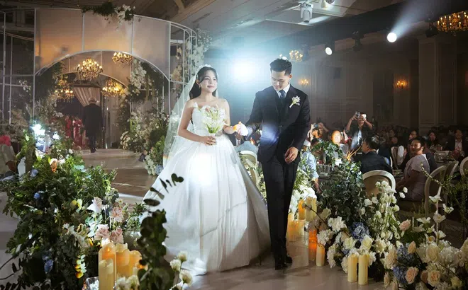 Thái Trinh hạnh phúc sánh đôi bên ông xã trong tiệc cưới