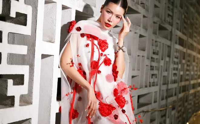 Minh Tú diễn mở màn show Vũ Ngọc và Son trong thư viện TP.HCM