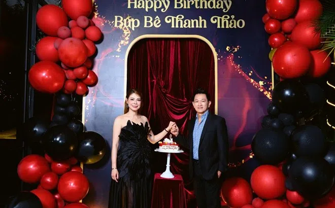 Chồng doanh nhân bay xuyên đêm về nước tổ chức sinh nhật cho “búp bê” Thanh Thảo