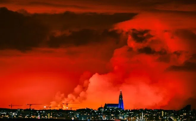 Clip: Khoảnh khắc núi lửa phun trào làm rung chuyển thành phố, dung nham phun cao đỏ rực bầu trời