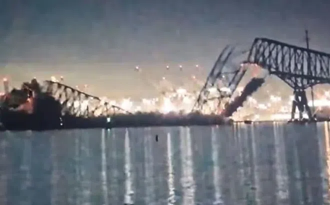 Clip: Kinh hoàng khoảnh khắc tàu chở container đâm sập cầu lớn, hàng loạt phương tiện rơi xuống sông