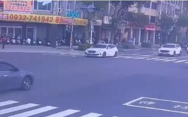 Clip: Khoảnh khắc người đàn ông say rượu đâm trực diện vào ô tô khiến con gái 6 tuổi tử vong