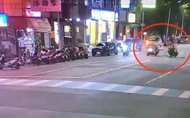 Clip: 2 xe máy lao như bay tông trực diện khiến nạn nhân văng xa 20m