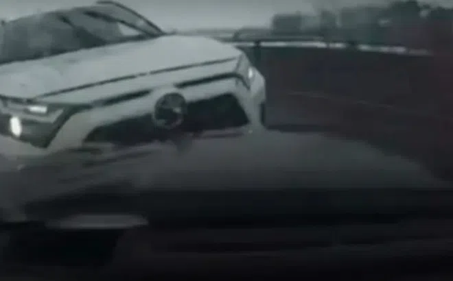 Clip: Va chạm trên đường, tài xế hung hãn lái xe đâm trực diện đối phương