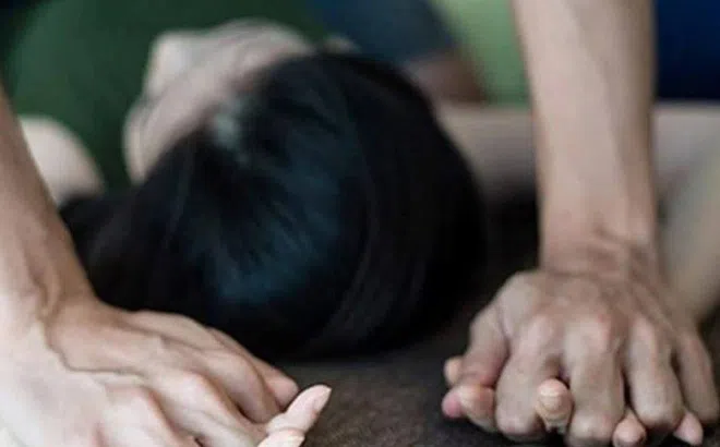 Quản lý bảo hiểm giở trò đồi bại với 2 cô gái trẻ: Camera 'lật mặt' kẻ biến thái, rùng mình với thủ đoạn chuốc thuốc để xâm hại