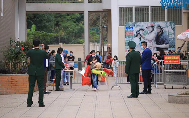 Kết thúc cách ly, 42 học sinh trường Xuân Phương vui mừng về nhà ngày mùng 3 Tết