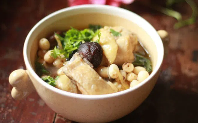 Cách làm gà hầm hạt sen ngọt bùi, bổ dưỡng