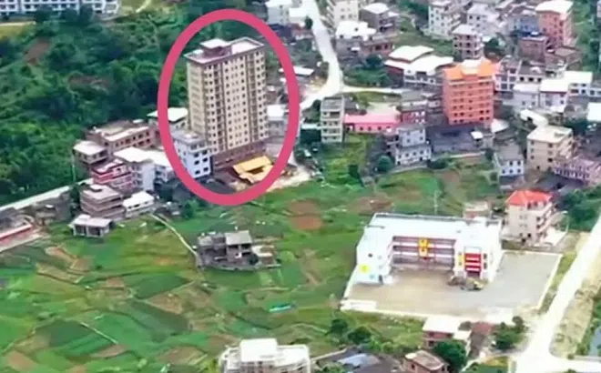 Giữa làng quê toàn nhà thấp, bỗng mọc lên “Đại Kim Lâu 15 tầng”, hơn 20 gia đình cùng dòng họ sinh sống: Bí mật phía sau khiến ai cũng tò mò