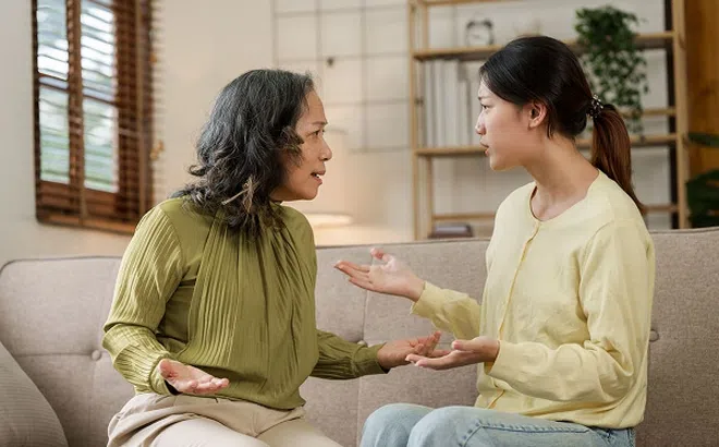 Tôi từ chối trông cháu, con dâu nổi giận, con trai im lặng