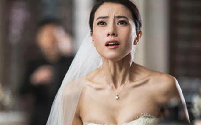 Đang làm lễ cưới lần hai, chồng cũ bất ngờ mở vali tiền giữa hội trường khiến chú rể phản ứng gắt