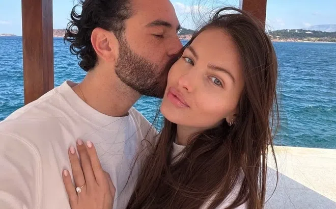 “Cô gái đẹp nhất thế giới” bất ngờ khoe nhẫn đính hôn khủng