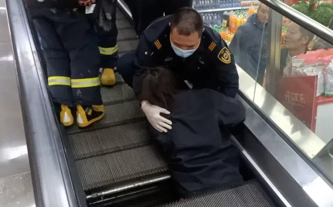 Clip: Đang đi mua sắm, người phụ nữ hoảng hồn bị thang cuốn "nuốt" nửa người