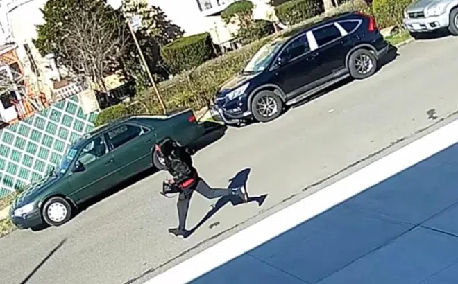 Camera ghi lại cảnh côn đồ tấn công cụ bà U70 để cướp ví tiền ngay trước cửa nhà thờ