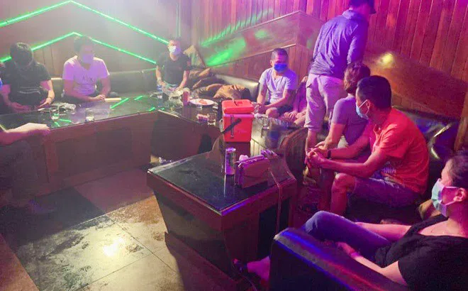 Phát hiện 24 nam thanh nữ tú "phê" ma túy trong phòng karaoke